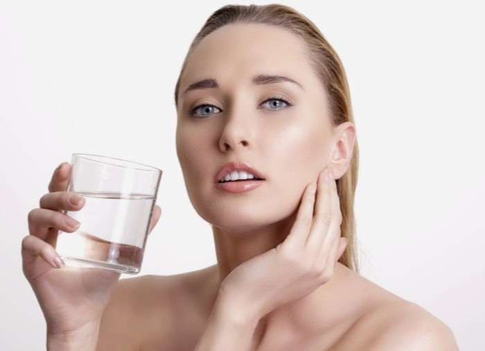 Việc uống nước đầy đủ sẽ giúp các tế bào da luôn có được độ ẩm phù hợp, làn da của các mẹ sẽ luôn căng mịn và hồng hào thay vì sần sùi, khô ráp.